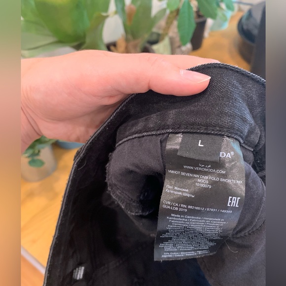 Vero Moda, Seven Mid-waist Slim fit, Black denim short. - Picture 6 of 8